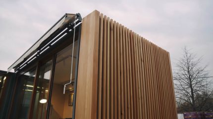 Stavebné trendy 2021: drevené či odvetrané fasády s množstvom skla a kovu