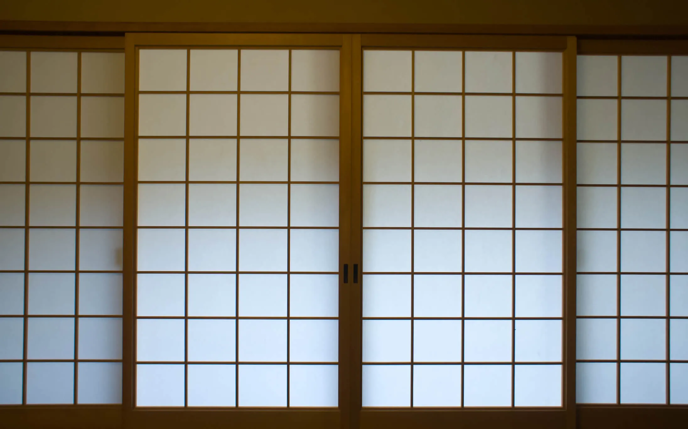 Zatieňte veľké presklenia štýlovo – použite japonské rolety